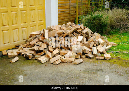 Die Lieferung von Brennholz auf eine inländische Drive links - Johannes Gollop Stockfoto