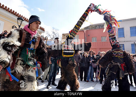 Männer aus Nordgriechenland, die traditionelle Kostüme mit Glocken, Tanz während Karneval in Athen, Griechenland Stockfoto