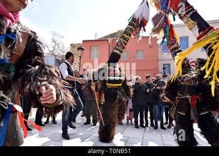 Männer aus Nordgriechenland, die traditionelle Kostüme mit Glocken, Tanz während Karneval in Athen, Griechenland Stockfoto