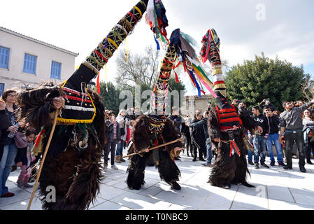 Männer aus Nordgriechenland, die traditionelle Kostüme mit Glocken, Tanz während Karneval in Athen, Griechenland Stockfoto