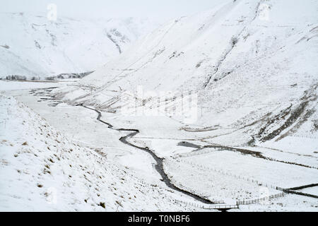 Carron Wasser entlang der Dalveen Pass abgedeckt im Schnee in der lowther Hills, Dumfries und Galloway, Scottish Borders, Schottland Stockfoto