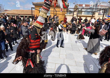 Männer aus Nordgriechenland, die traditionelle Kostüme mit Glocken, Tanz während Karneval in Athen, Griechenland Stockfoto