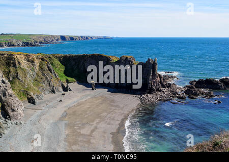 Bild zeigt kleine, versteckte Bucht auf bunmahon Küste im County Waterford, Irland Stockfoto