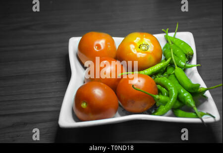 Rote und grüne Gemüse auf dem Tisch Stockfoto