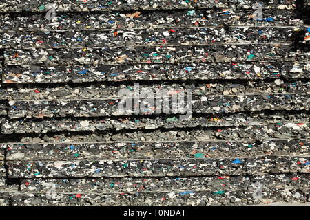 Bunte Matten, Isolierung für Innenausbau, Trockenbau, Wärmedämmung und Schalldämmung Stockfoto