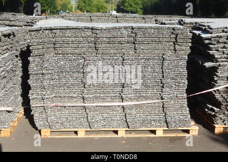 Bunte Matten, Isolierung für Innenausbau, Trockenbau, Wärmedämmung und Schalldämmung Stockfoto