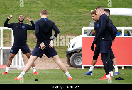 England's Raheem Sterling (links) Während des Trainings im St George's Park, Burton. Stockfoto