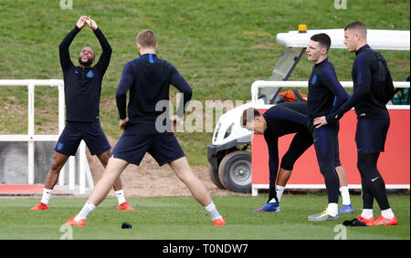 England's Raheem Sterling (links) Während des Trainings im St George's Park, Burton. Stockfoto