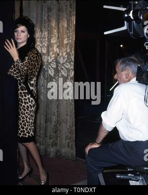 BARBRA STREISAND als Fanny Brice auf Dreharbeiten mit William Wyler FUNNY GIRL Regisseur William Wyler Produzenten Ray 1968 Stark Rastar Productions Columbia Pictures Corporation Stockfoto
