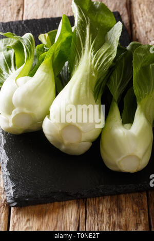 Gesunde Ernährung baby Bok choy chinesischen Blatt Kohl auf einer Schiefertafel Board auf dem Tisch. Vertikale Stockfoto
