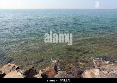 Friedliche Meereslandschaft mit ruhigen grünen blauen Wasser und Felsen an einem sonnigen Tag Stockfoto