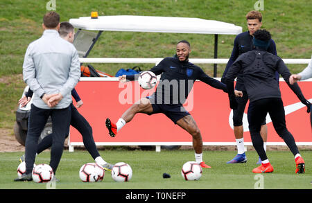 England's Raheem Sterling (Mitte) während des Trainings im St George's Park, Burton. Stockfoto