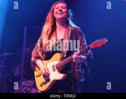 Top British Blues Gitarrist Joanne Shaw Taylor gesehen während ihrer rücksichtslosen Herzen Tour bei O2 Shepherd's Bush Empire. Stockfoto