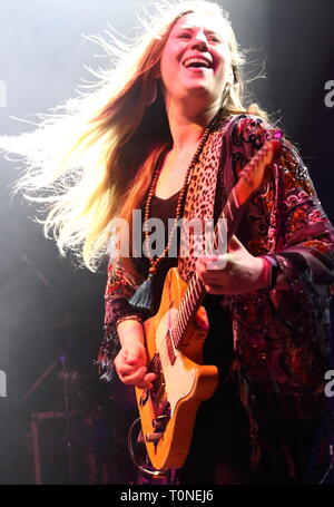 Top British Blues Gitarrist Joanne Shaw Taylor gesehen während ihrer rücksichtslosen Herzen Tour bei O2 Shepherd's Bush Empire. Stockfoto