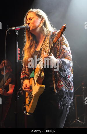 Top British Blues Gitarrist Joanne Shaw Taylor gesehen während ihrer rücksichtslosen Herzen Tour bei O2 Shepherd's Bush Empire. Stockfoto