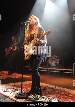 Top British Blues Gitarrist Joanne Shaw Taylor gesehen während ihrer rücksichtslosen Herzen Tour bei O2 Shepherd's Bush Empire. Stockfoto