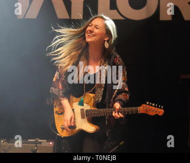 Top British Blues Gitarrist Joanne Shaw Taylor gesehen während ihrer rücksichtslosen Herzen Tour bei O2 Shepherd's Bush Empire. Stockfoto