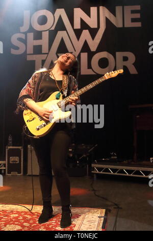 Top British Blues Gitarrist Joanne Shaw Taylor gesehen während ihrer rücksichtslosen Herzen Tour bei O2 Shepherd's Bush Empire. Stockfoto