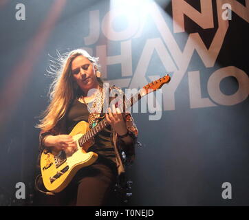 Top British Blues Gitarrist Joanne Shaw Taylor gesehen während ihrer rücksichtslosen Herzen Tour bei O2 Shepherd's Bush Empire. Stockfoto