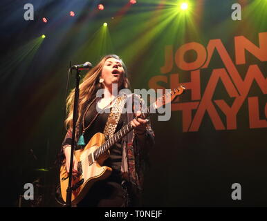 Top British Blues Gitarrist Joanne Shaw Taylor gesehen während ihrer rücksichtslosen Herzen Tour bei O2 Shepherd's Bush Empire. Stockfoto