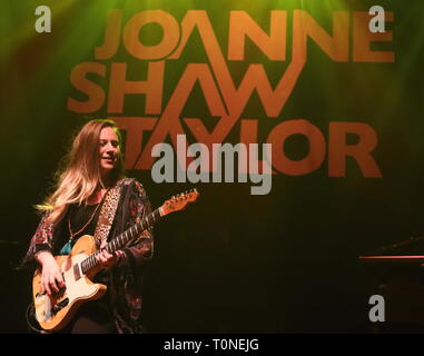 Top British Blues Gitarrist Joanne Shaw Taylor gesehen während ihrer rücksichtslosen Herzen Tour bei O2 Shepherd's Bush Empire. Stockfoto