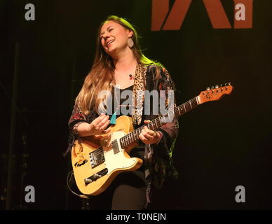 Top British Blues Gitarrist Joanne Shaw Taylor gesehen während ihrer rücksichtslosen Herzen Tour bei O2 Shepherd's Bush Empire. Stockfoto