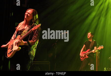 Top British Blues Gitarrist Joanne Shaw Taylor gesehen während ihrer rücksichtslosen Herzen Tour bei O2 Shepherd's Bush Empire. Stockfoto