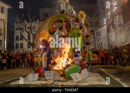 Falla Infantil (kleinere Falla) gesehen, Brennen in der Palza del Pilar während der Veranstaltung. In der letzten Nacht der Fallas Festivals, die Fallas sind wie riesige Freudenfeuer rund um die Stadt Valencia verbrannt. Dies wird als 'La Cremà", der Höhepunkt der ganzen Veranstaltung bekannt. Fallas sind gigantische Strukturen aus Pappe und Holz. Stockfoto