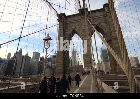 Brooklyn Bridge, zeigt eine Nahaufnahme des Support Kabel entlang der Promenade, New York City, New York Stockfoto