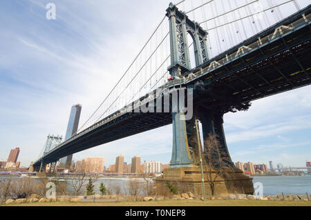 Manhattan Bridge aus dem Park am Ende von Washington Street, Dumbo, Brooklyn, NY gesehen Stockfoto