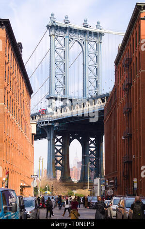 Manhattan Bridge ab Washington Street, Dumbo, Brooklyn, NY gesehen Stockfoto