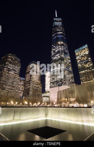 World Trade Center One WTC vom South Pool der Gedenkstätte 9/11 bei Nacht gesehen, New York City, New York Stockfoto