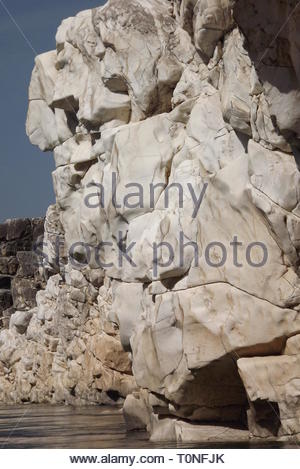 Spektakulären weißen Marmor Stein auf beiden Seiten der Schlucht des Narmada Fluss an Bhandeghat, Madhya Pradesh, Indien Stockfoto