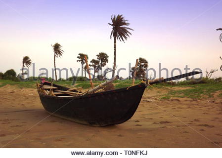 Boot auf dem Meer Strand mit malerischen Hintergrund Stockfoto