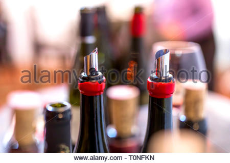 Offene weine Flaschen, flexible Wein Geschenkverpackungen, Gläser, Korken mit unscharfen Hintergrund bei der Weinprobe event Stockfoto
