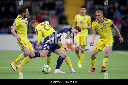 Schottlands James Forrest (Mitte) in Aktion während der UEFA EURO 2020 Qualifikation, Gruppe I an der Astana Arena übereinstimmen. Stockfoto