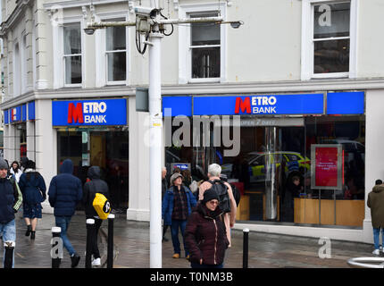 Brighton, Großbritannien - 29. März 2018: Die Fassade der Metro Bank Filiale in Western Road Stockfoto