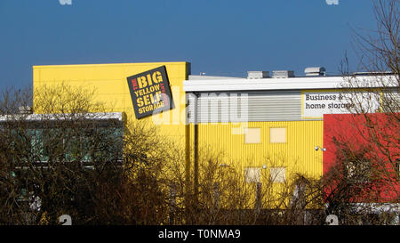 Reading, Großbritannien - 23 Februar 2019: Die helle Fassade des Großen Gelben storage unternehmen als von der Waterloo Station gesehen Stockfoto