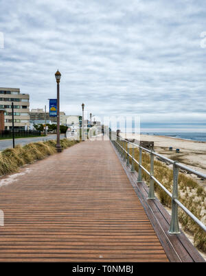 Long Branch, Vereinigte Staaten von Amerika - 18. November 2018: Der Blick entlang der holzsteg von Jersey Shore an der Ocean Avenue Stockfoto