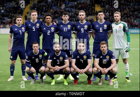 Schottland (hinten von links nach rechts), James Forrest, David Bates, Liam Palmer, Oliver Burke, Oliver McBurnie, Scott McKenna Scott Bain und (vorne von links nach rechts) Callum McGregor, Graeme Shinnie, John McGinn und Stuart Armstrong posieren für ein Foto vor der UEFA Euro 2020 Qualifikation, Gruppe I an der Astana Arena übereinstimmen. Stockfoto