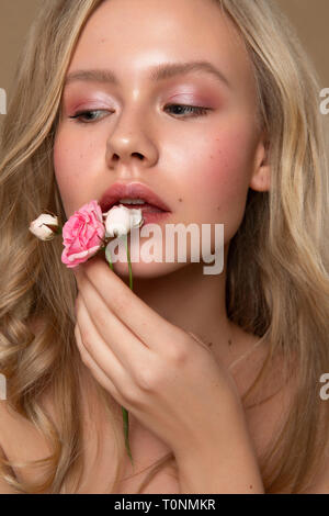 Nahaufnahme, blonde Frau mit Blume Stockfoto