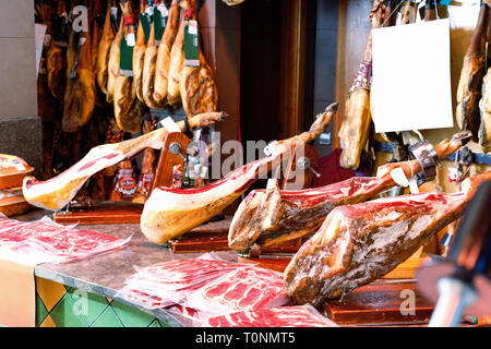 Beine der traditionellen appetitlich Spanischer jamon auf hölzernen jamoneras Bereit zum Verkauf in kleinen Shop behoben Stockfoto