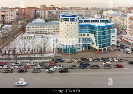 In Tjumen, Russland - Novemner 13, 2015: Luftaufnahme auf Gebäude der Sberbank Russlands auf Profsoyuznaya Straße Stockfoto