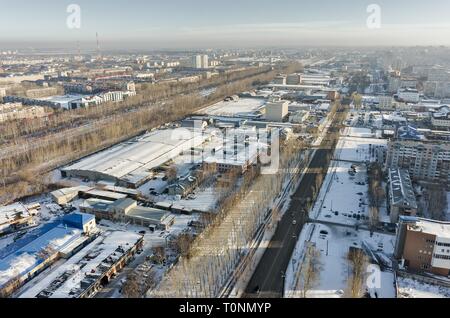 In Tjumen, Russland - 14. Mai 2015: Luftaufnahme auf Stadtteile. Industriegebiet und Wohnviertel 30 Lassen Sie Pobedy Street Stockfoto
