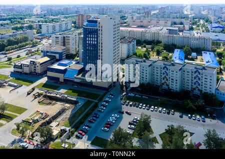 In Tjumen, Russland - August 9, 2016: Luftaufnahme auf Stadtteile und den Bau von JSC Siberian wissenschaftlich Analytischen Zentrum Stockfoto