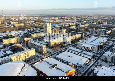 In Tjumen, Russland - Dezember 2, 2016: Luftaufnahme auf Wohngebiet Nr. 4, Gebäude von JSC Siberian wissenschaftlich Analytischen Zentrum und Solnechniy shopping Stockfoto