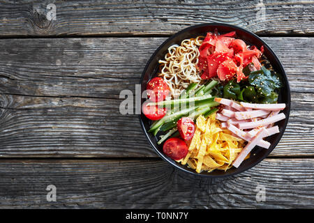 Hiyashi chuka, kalten Ramen - gekühlt im chinesischen Stil Eiernudeln mit süßen Essig Sauce und gekrönt mit Gemüse, Streifen von ei Crepes und Schinken, Anzeigen Stockfoto