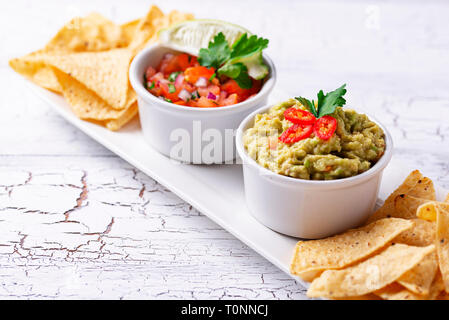 Guacamole, Tomatensauce salsa und Chips, Nachos Stockfoto