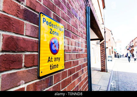 Fußgängerzone Schild, kein Parkplatz Schild, Fußgängerzone parken Schild, Fußgängerzone parken Einschränkung, Großbritannien Verkehrszeichen, Verkehrsschilder, Parkplatz Schild, Großbritannien Stockfoto