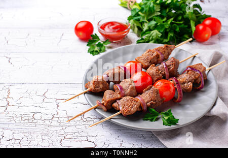 Gegrillte Shish Kebab Spieße mit Tomaten Stockfoto